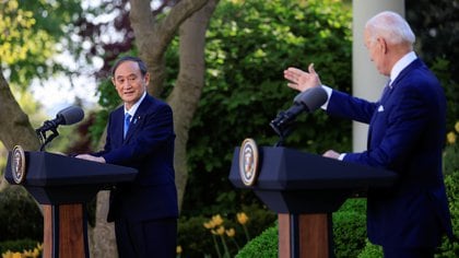 Biden y Suga en la Casa Blanca este viernes (REUTERS/Tom Brenner)