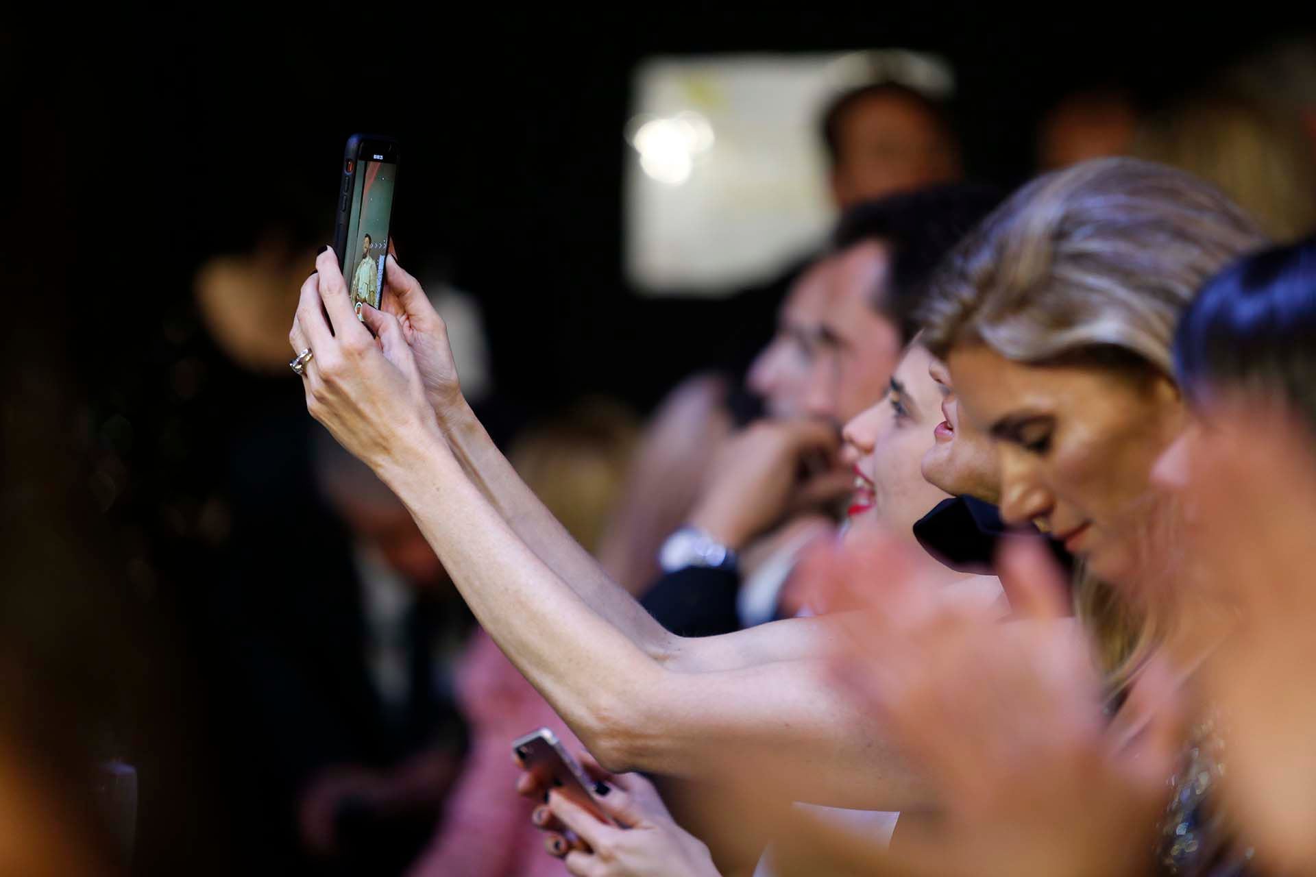 Todos quisieron llevarse fotos y videos de la gala del glamour