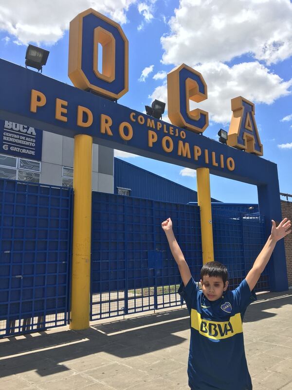 La emoción de Thiago al salir de Casa Amarilla, donde se entrena el plantel de Boca (Infobae)