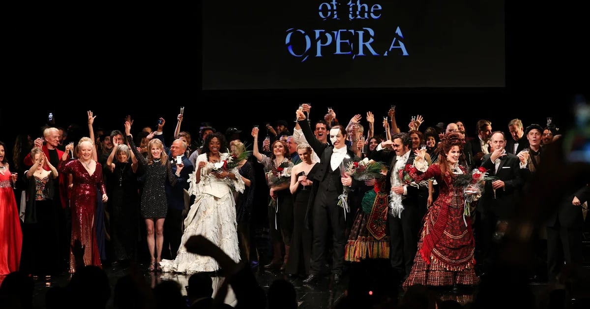 The best images from the last performance of ‘The Phantom of the Opera’ on Broadway