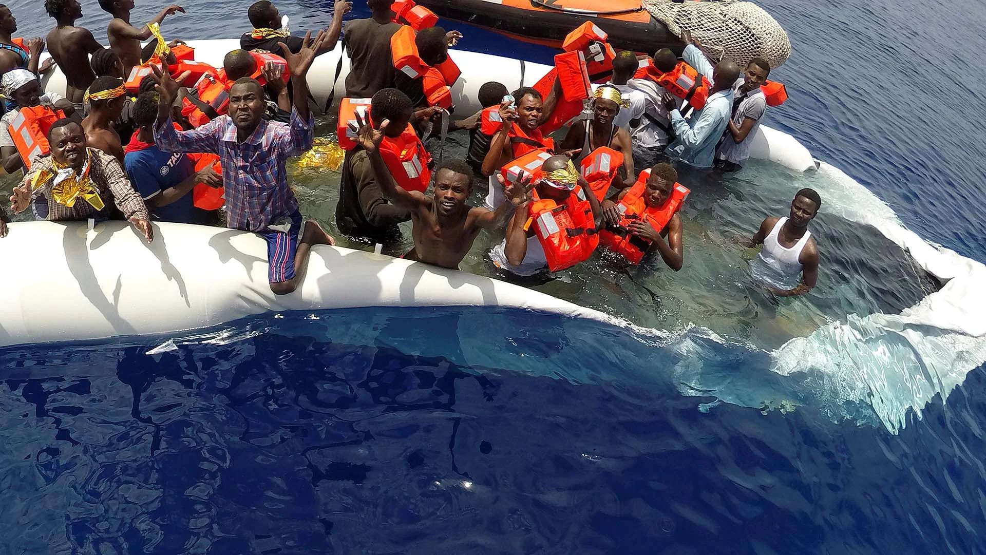 Migrantes en un bote dañado son rescatados por el equipo de la ONG “Save the Children” en el mar Mediterráneo frente a la costa de Libia