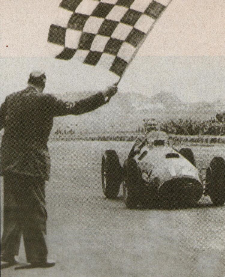 José Froilán González ganando en Silverstone en 1951. Fue la primera victoria de Ferrari en F-1. El día que lloró Don Enzo (Archivo CORSA)