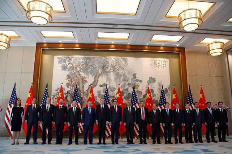 Foto conjunta entre las delegaciones de EEUU y China que negocian el acuero comercial (AP)
