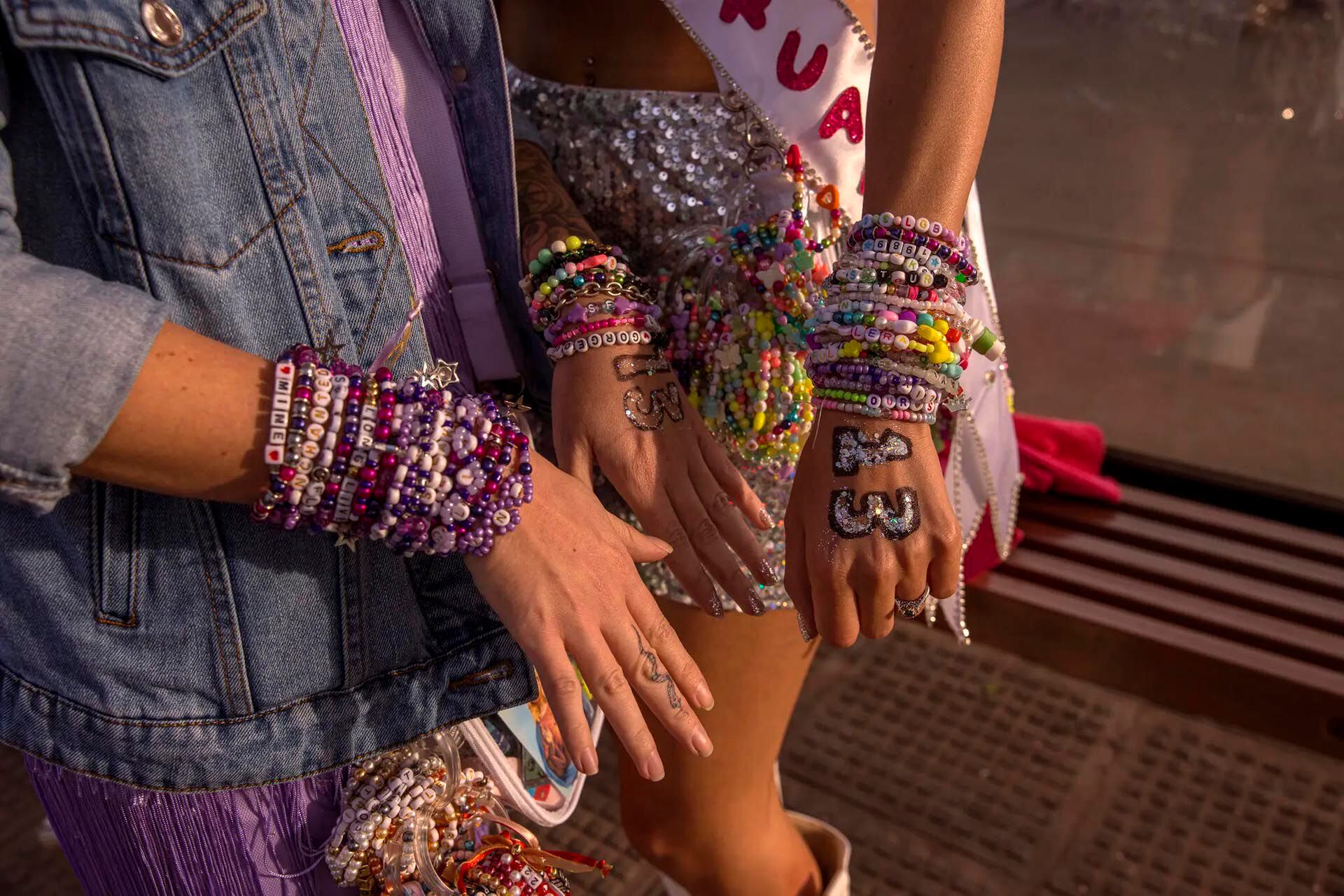 Mariale y Paula Nuñez, hermanas de Perú, con los brazaletes de la amistad que se han convertido en distintivo de las swifties