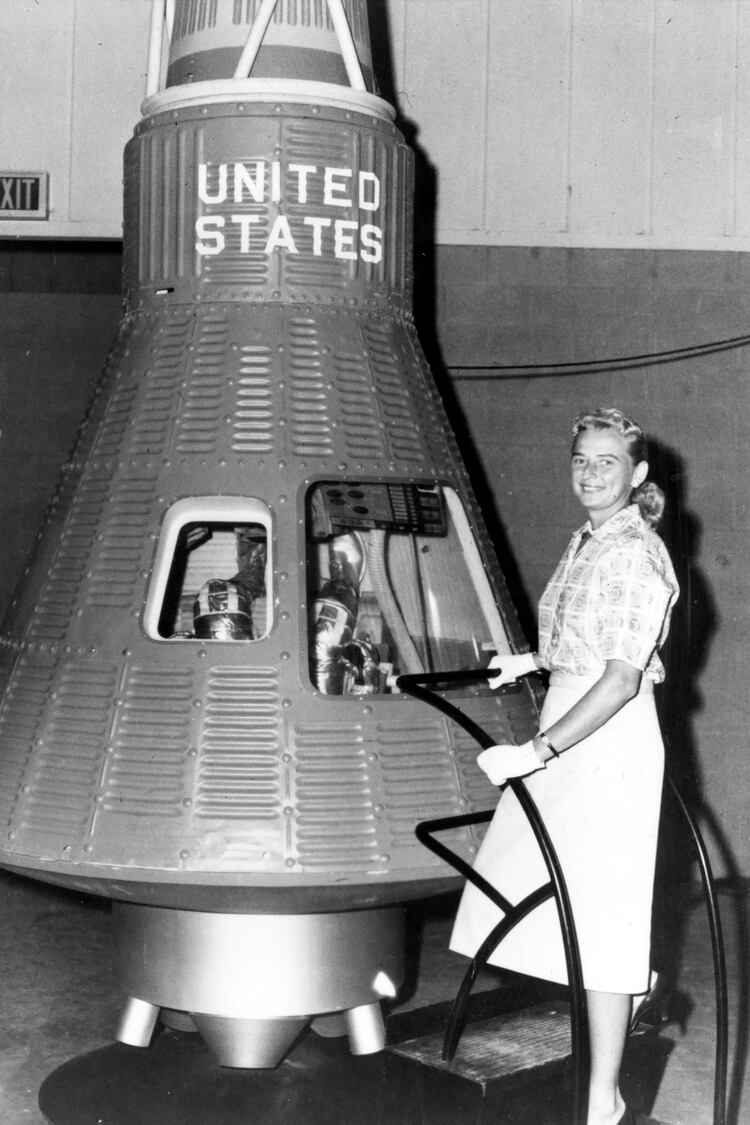La aviadora Jerry Cobb en 1961. Fue parte de las Mercury 13, mujeres que recibieron capacitación de vuelo hasta que se decidió que ya no participarían. NASA
