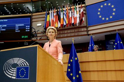 La presidenta de la Comisión Europea, Ursula von der Leyen, se dirige al pleno del Parlamento Europeo durante su discurso sobre el Estado de la Unión, en Bruselas, Bélgica, el miércoles 16 de septiembre de 2020. (Olivier Hoslet, Pool via AP)