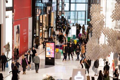 Personas pasean por el shoping Westfield Mall of Scandinavia in Solna, cerca de Estocolmo, Suecia. REUTERS    