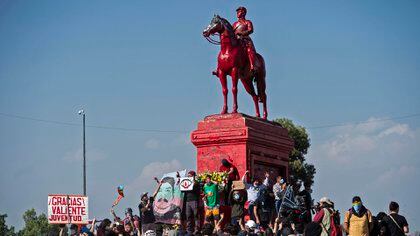 La estatua pintada de rojo (Martin BERNETTI / AFP)