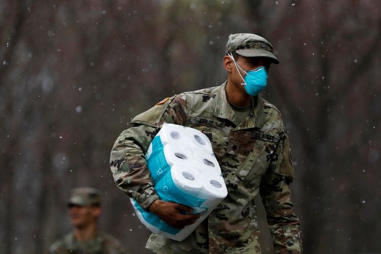 Un soldado participa en trabajos de desinfección de una sinagoga en Nueva York (Reuters)