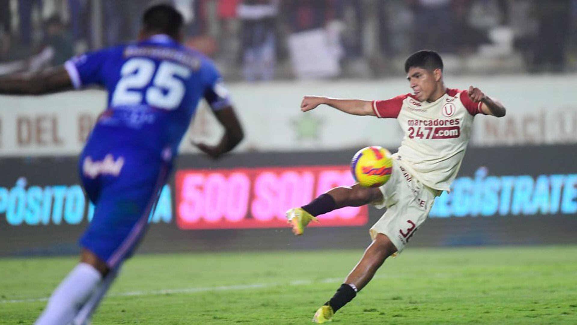 Piero Quispe scored the last goal between Universitario and Carlos A. Mannucci.  (League 1)