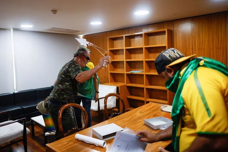  Simpatizantes del expresidente de Brasil Jair Bolsonaro vandalizan una sala del Palacio de Planalto durante una manifes 