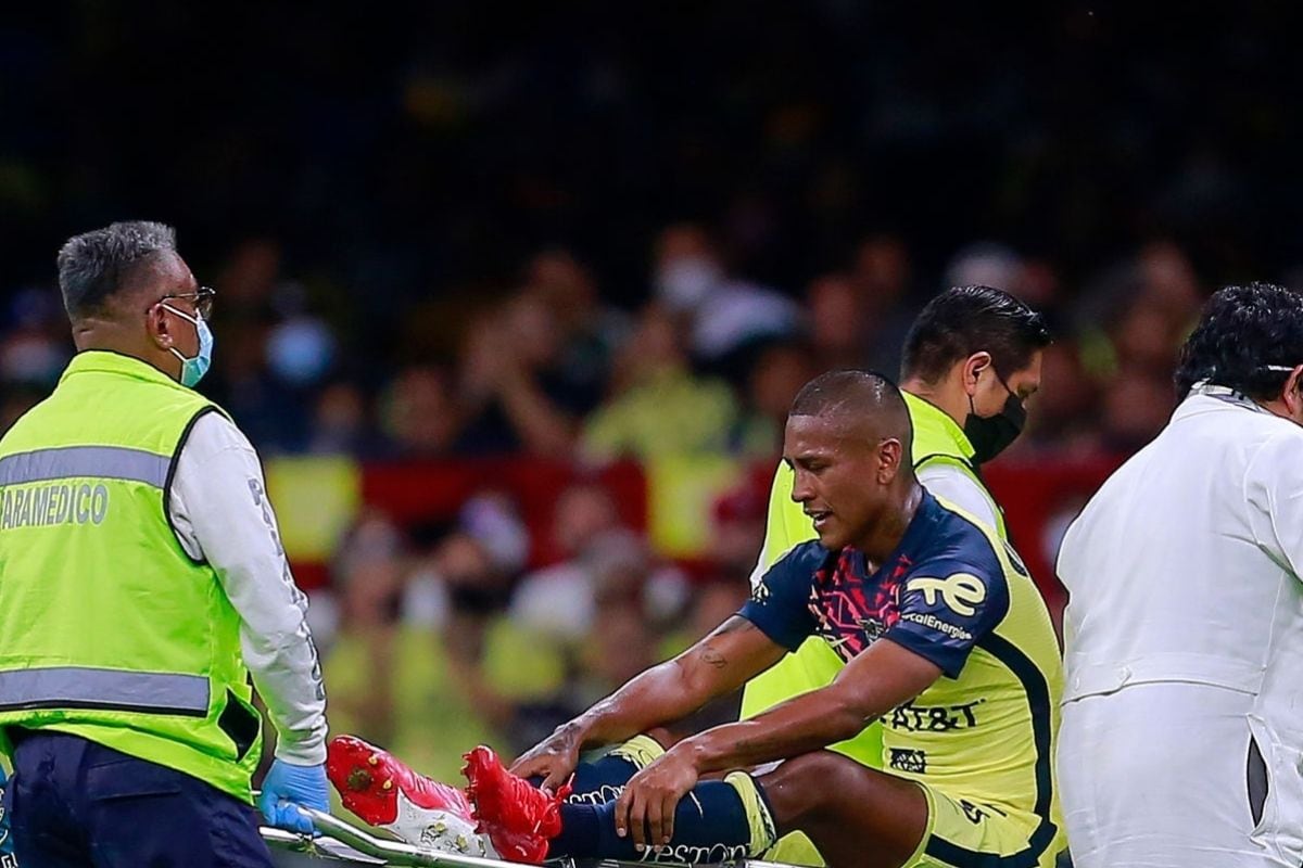 Pedro Aquino salió lesionado a los 37 minutos del partido. (Foto: Liga MX).