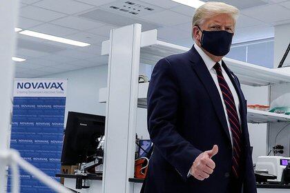 U.S. President Donald Trump gestures during a tour of the Fujifilm Diosynth Biotechnologies' Innovation Center, a pharmaceutical manufacturing plant where components for a potential coronavirus disease (COVID-19) vaccine candidate Novavax are being developed, in Morrrisville, North Carolina, U.S., July 27, 2020. REUTERS/Carlos Barria