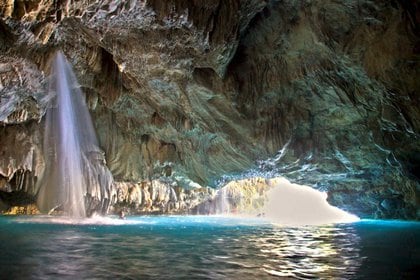  Tolantongo es una compleja red de canales, grutas y cuevas que vienen del interior del cerro. (Foto: TURISSSTE)