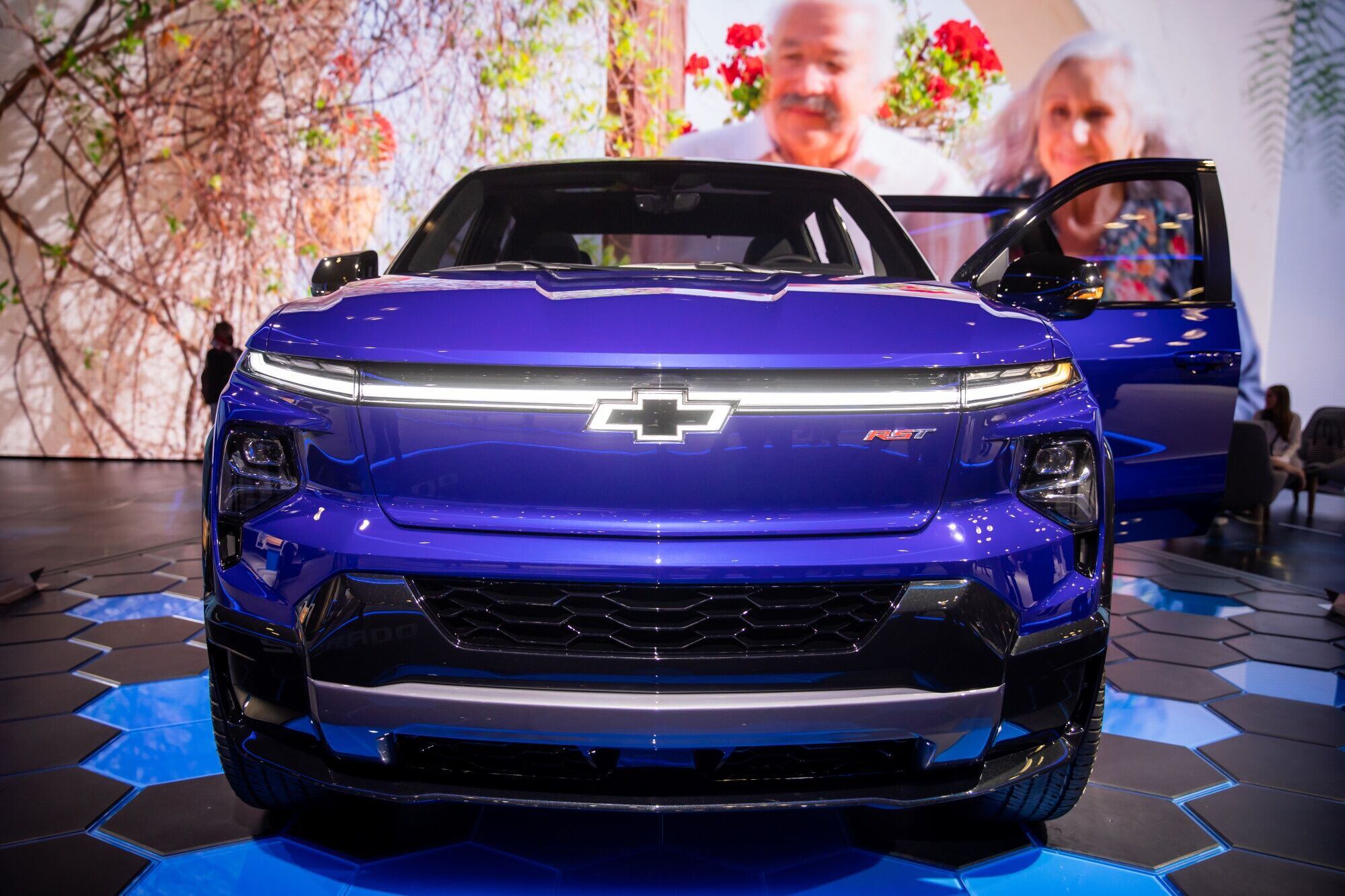La nueva Chevrolet Silverado EV presentada esta semana en el Salón del Automóvil de New York, muestra el moño compuesto por un haz de luz blanca, como signo de la electrificación que llega a la marca. Photographer: Michael Nagle/Bloomberg
