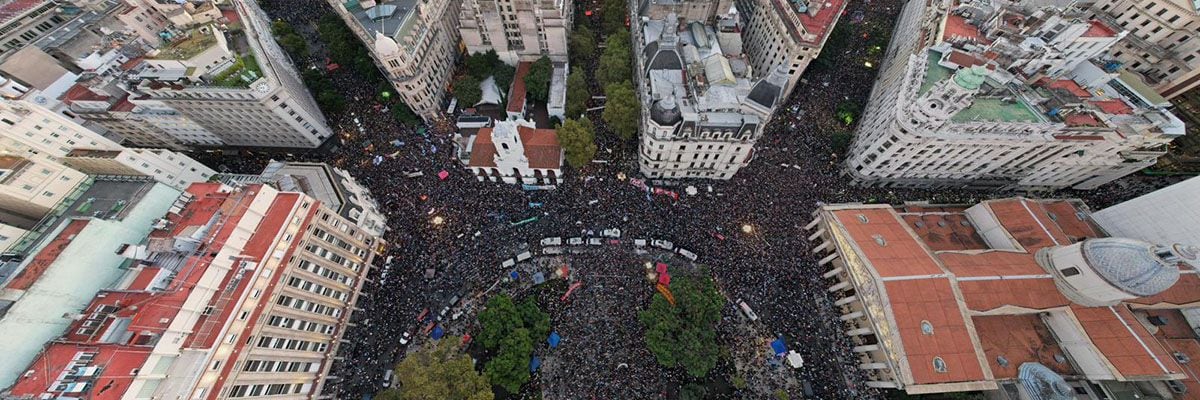El pasado 23 de abril, la Marcha Federal Universitaria movilizó cientos de miles de personas en las principales ciudades de todo el país, con epicentro en la Plaza de Mayo y sus alrededores.
