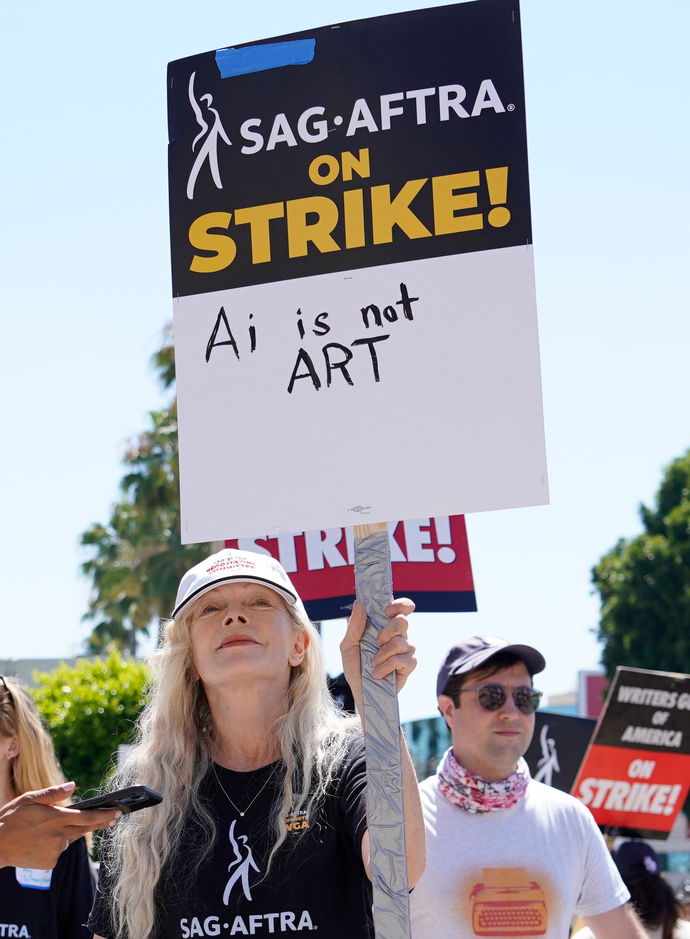 La actriz Frances Fisher sostiene un cartel que dice "IA no es arte" (AP/Chris Pizzello)