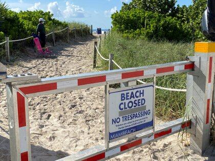 Una señal informando sobre el cierre de South Beach, para prevenir la propagación de coronavirus antes del fin de semana del 4 de julio, en Miami Beach, Florida (REUTERS/Elizabeth Feria/Foto de archivo)