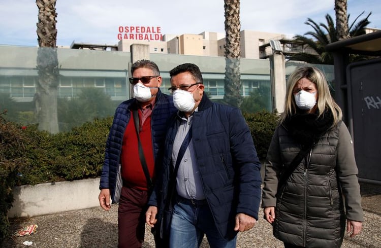 Enfermeras caminan fuera del hospital Garibaldi, mientras el brote de coronavirus en Italia continúa creciendo, en Catania, Sicilia, Italia, 27 de febrero de 2020 REUTERS/Antonio Parrinello