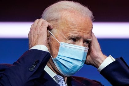 FOTO DE ARCHIVO: El presidente electo de los Estados Unidos, Joe Biden, se pone una máscara al anunciar a sus designados para la seguridad nacional en su sede de transición en Wilmington, Delaware, el 24 de noviembre de 2020 (REUTERS/Joshua Roberts)