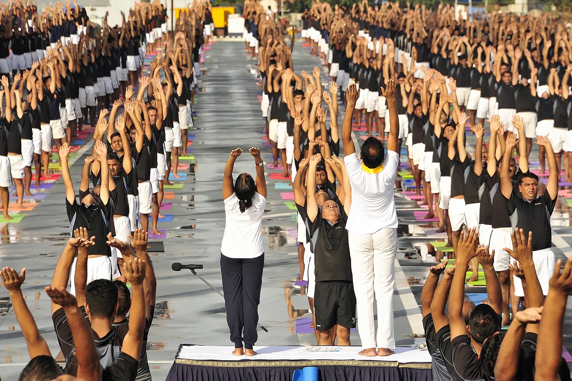 La práctica de yoga mejora la postura del cuerpo y la respiración (AFP)