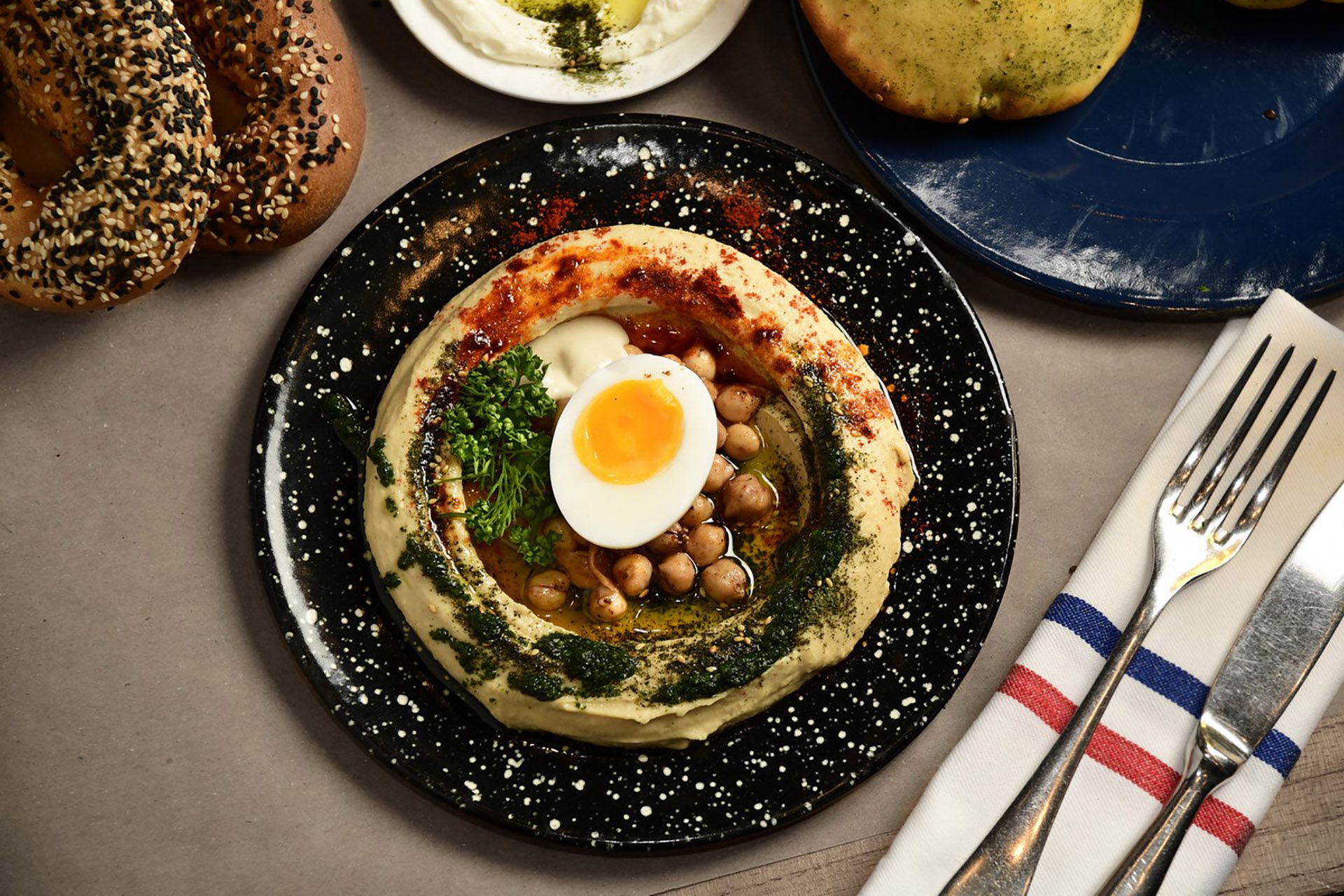 La carta de Fayer invita a degustar opciones de la cocina israelí tradicional apta para celíacos como su  inconfundible Falafel servido con salsa tahina (Fayer)