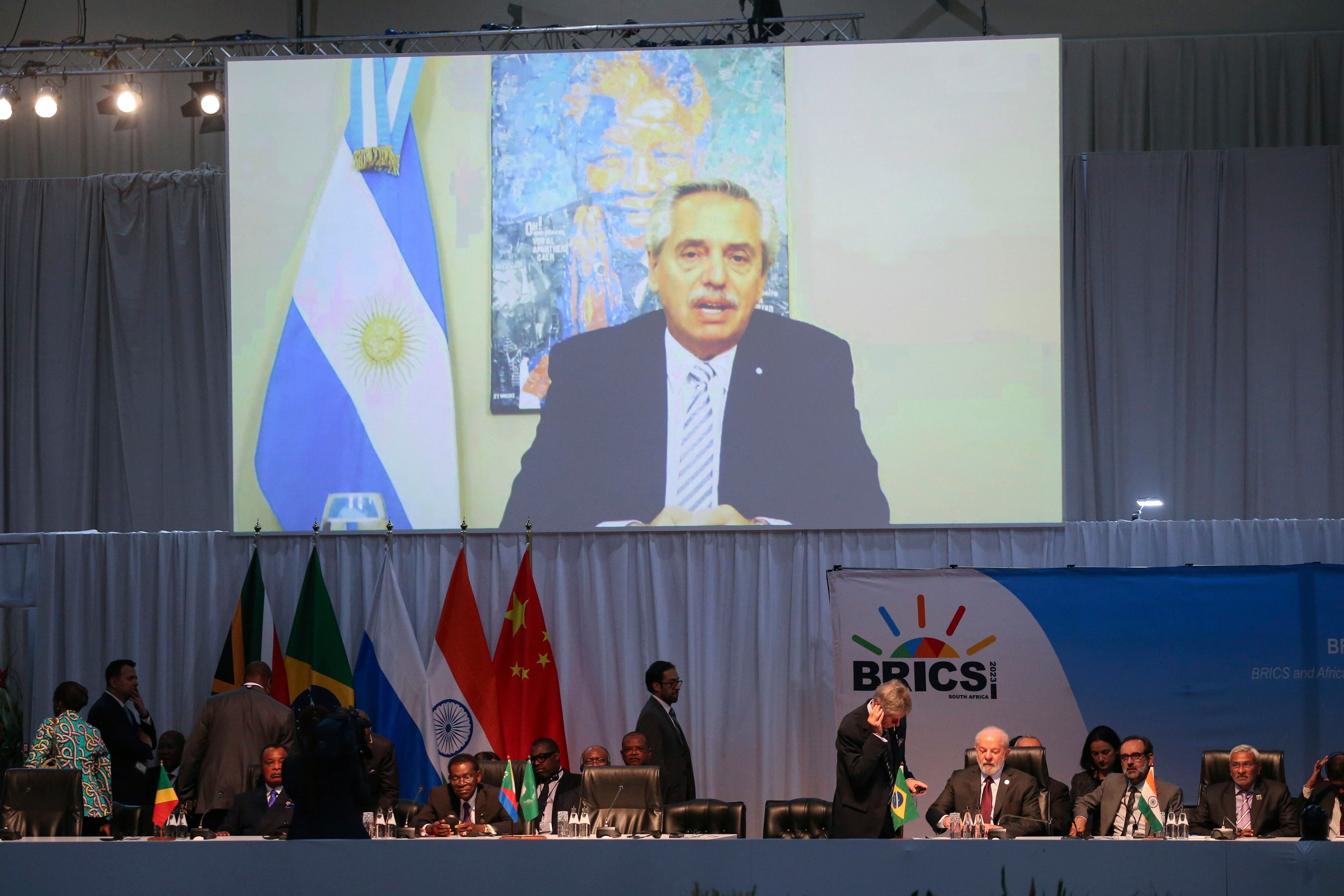 Alberto Fernández, exponiendo en modo remoto en la XV reunión de los BRICS, en Sudáfrica. El gobierno no tenía expectativa de que sería invitado en el primer corte y fue sorprendido por la decisión del bloque (Kim Ludbrook/Pool vía AP)