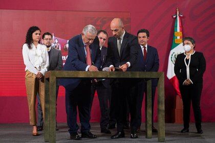 El presidente López Obrador firma la iniciativa de ley que se enviará al Congreso