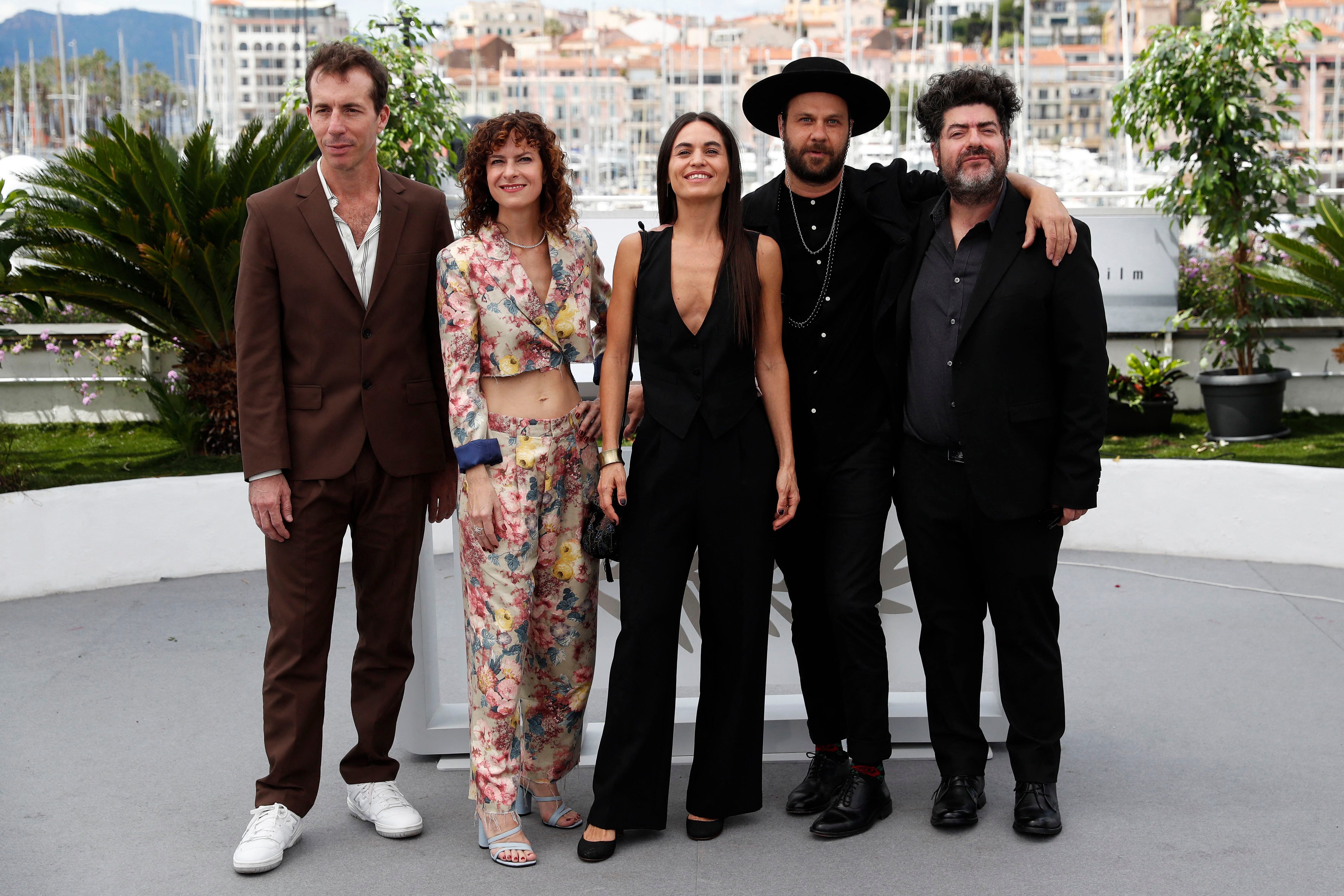 Parte del elenco de "Los delincuentes" posa junto al director Rodrigo Moreno en Cannes, este jueves (Foto: REUTERS/Yara Nardi)