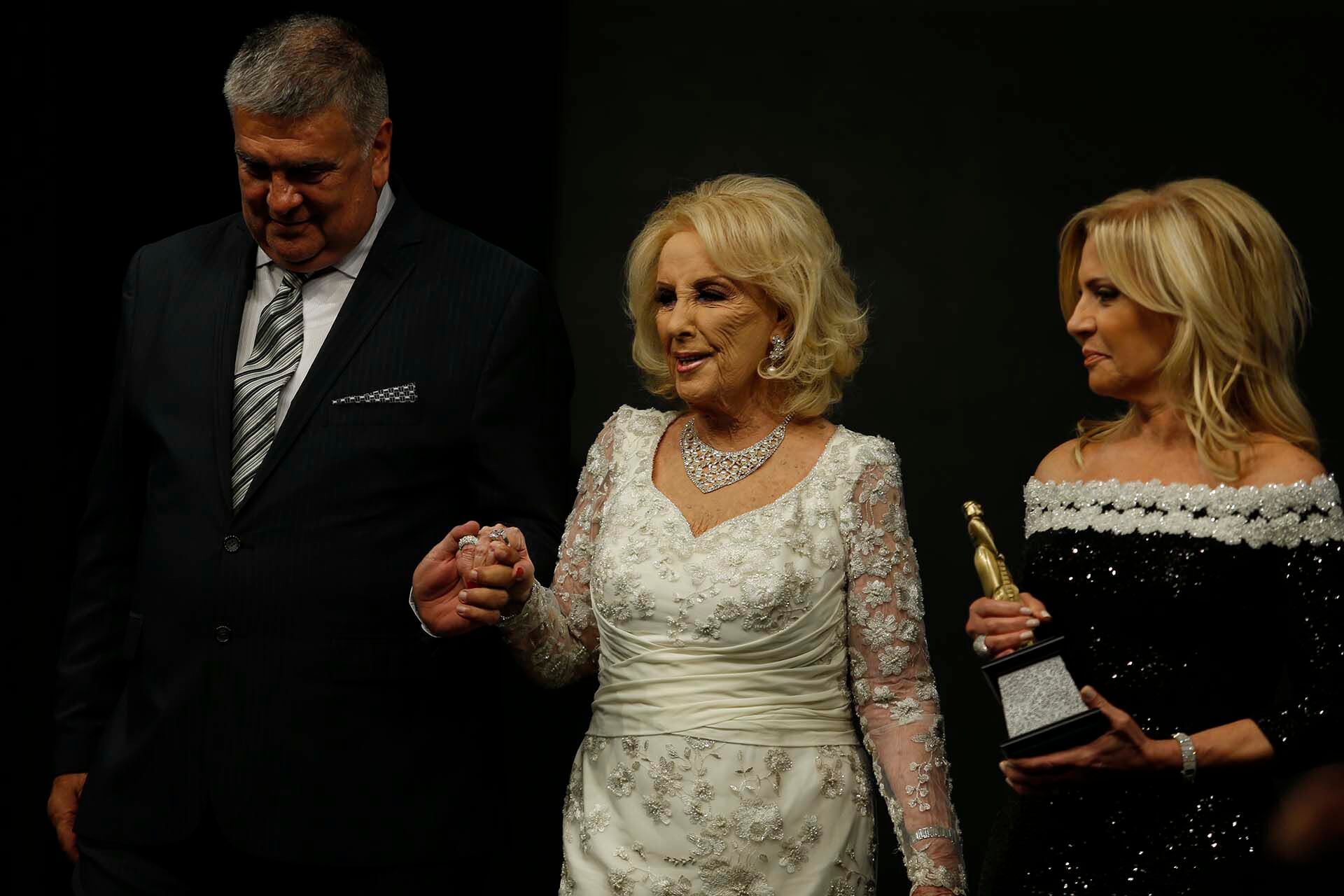 Luis Ventura, Mirtha y Susana Roccasalvo: "Le dedico este premio a mi querida hija Marcela Tinayre, a Juanita Viale, Nacho Viale, a Goldie, mi hermana querida, que me está viendo, y a mi hemano José que está en el cielo. Y a todos ustedes, porque la verdad yo siento que me quieren, y yo también los quiero, yo también. Muchas gracias”,