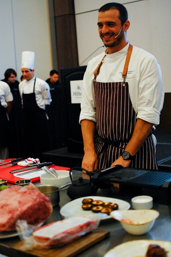 El argentino Federico Heinzmann, chef ejecutivo Park Hyatt Seoul, demostró cómo cocinar Wagyu
