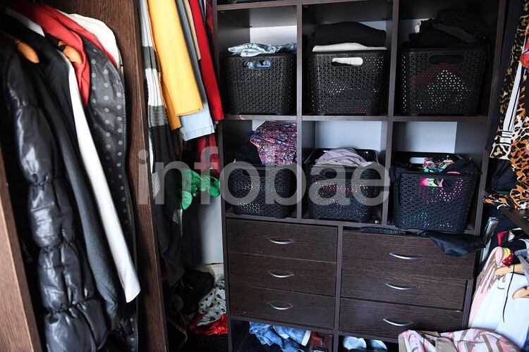 La ropa de Natacha está ordenada en cajas en su vestidor