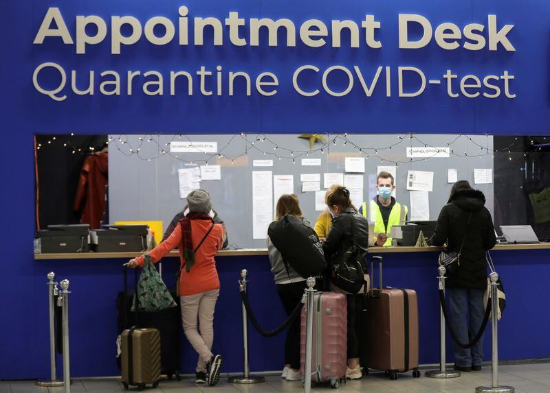 Imagen de archivo de personas esperando en un mostrador de atención por el COVID-19 en el aeropuerto de Schiphol, Ámsterdam, Holanda. 27 noviembre 2021. REUTERS/Eva Plevier