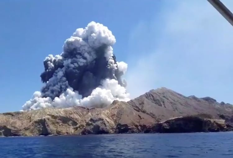 Imagen del humo que emana de una erupción volcánica en Isla White, Nueva Zelanda. el 9 de diciembre de 2019