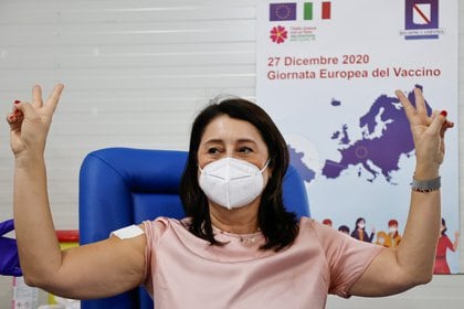 La médica Filomena Licciardi celebra tas vacunarse en Nápoles, hoy