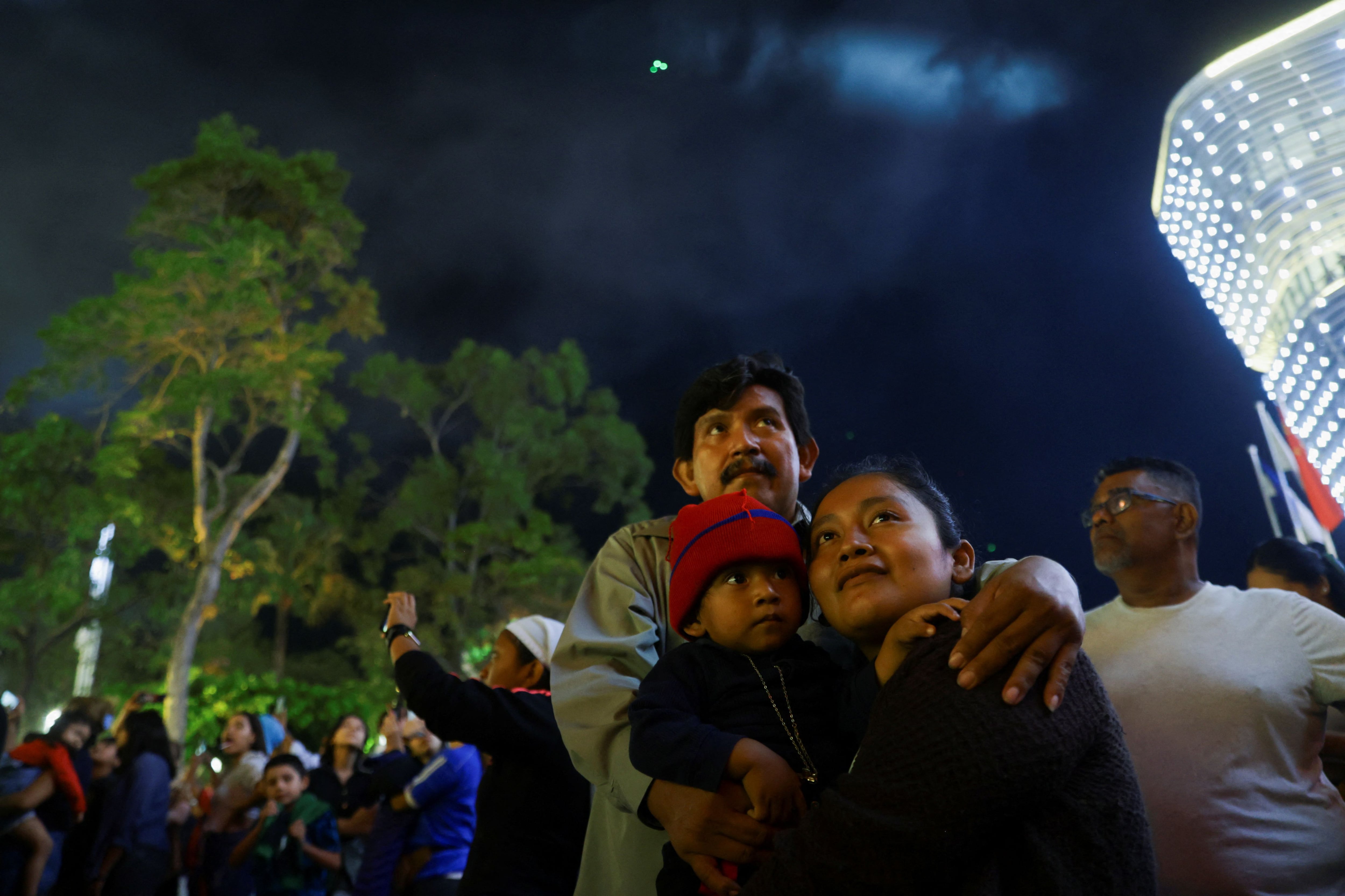 Miles de salvadoreños se congregaron frente al Palacio Nacional con banderas, camisetas y gorras color celeste del partido de Bukele (REUTERS/Jose Luis Gonzalez)