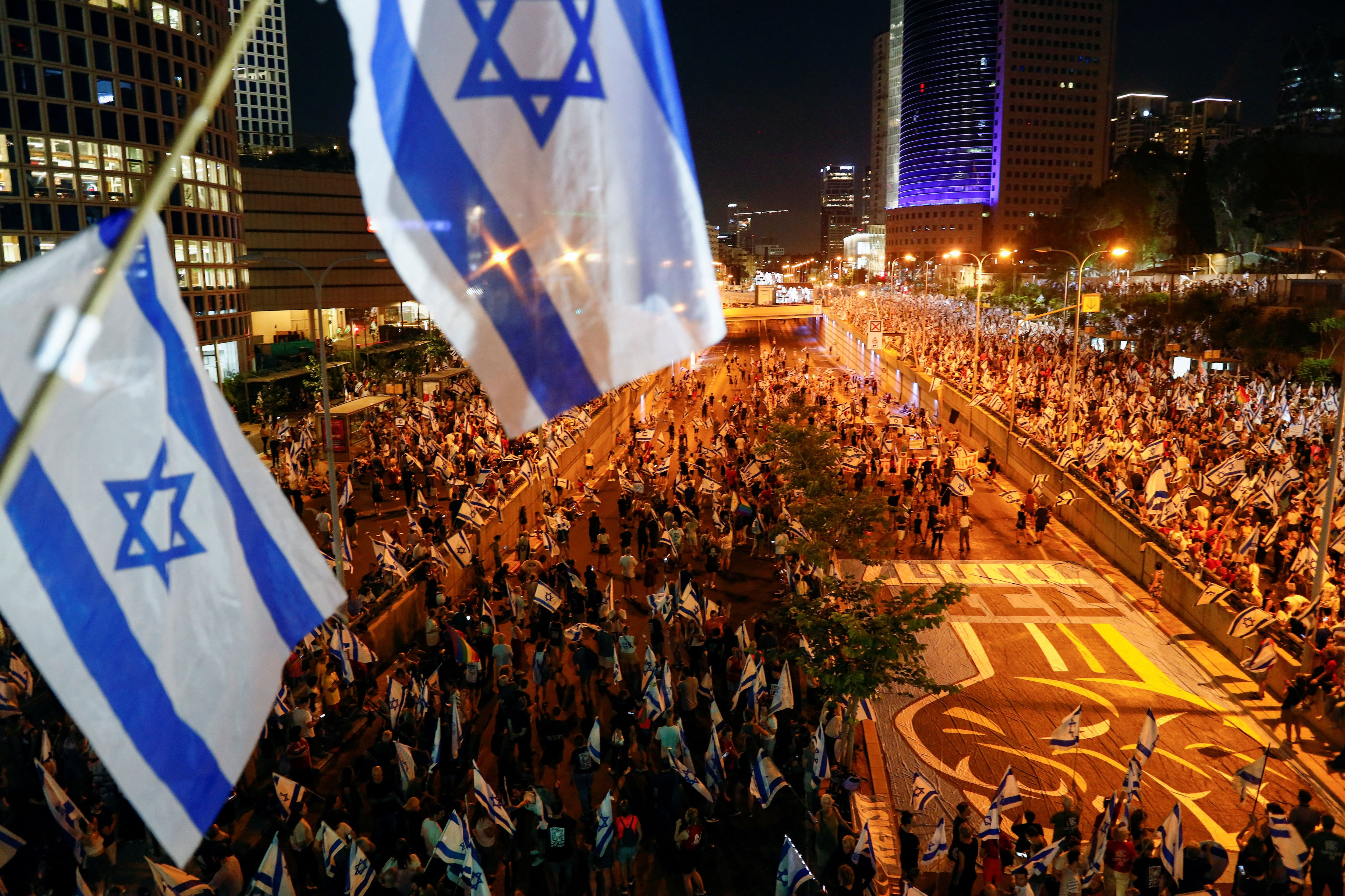 La gente participa en una manifestación contra el primer ministro israelí, Benjamin Netanyahu, y la reforma judicial de su gobierno de coalición nacionalista, en Tel Aviv, Israel, el 22 de julio de 2023. REUTERS/Corinna Kern
