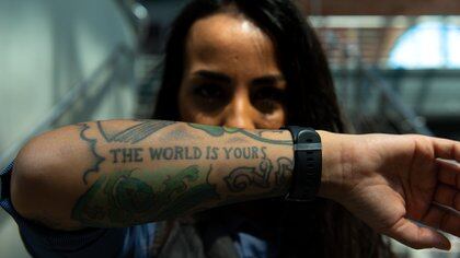 La cadena británica BBC News eligió a Eveleina como una de las 100 mujeres más influyentes del mundo. "El mundo es tuyo", dice en inglés el tatuaje que lleva en su antebrazo.