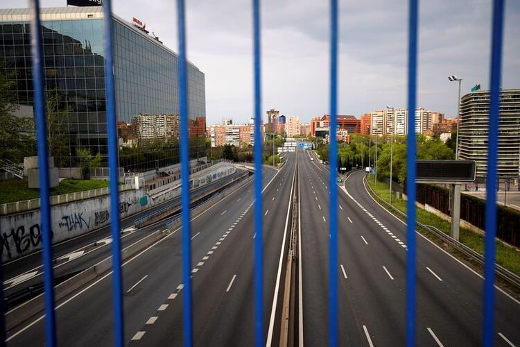 La autopista A2 se ve casi vacía durante el brote de la enfermedad coronavirus (COVID-19) en Madrid, España, el 30 de marzo de 2020. REUTERS/Juan Medina