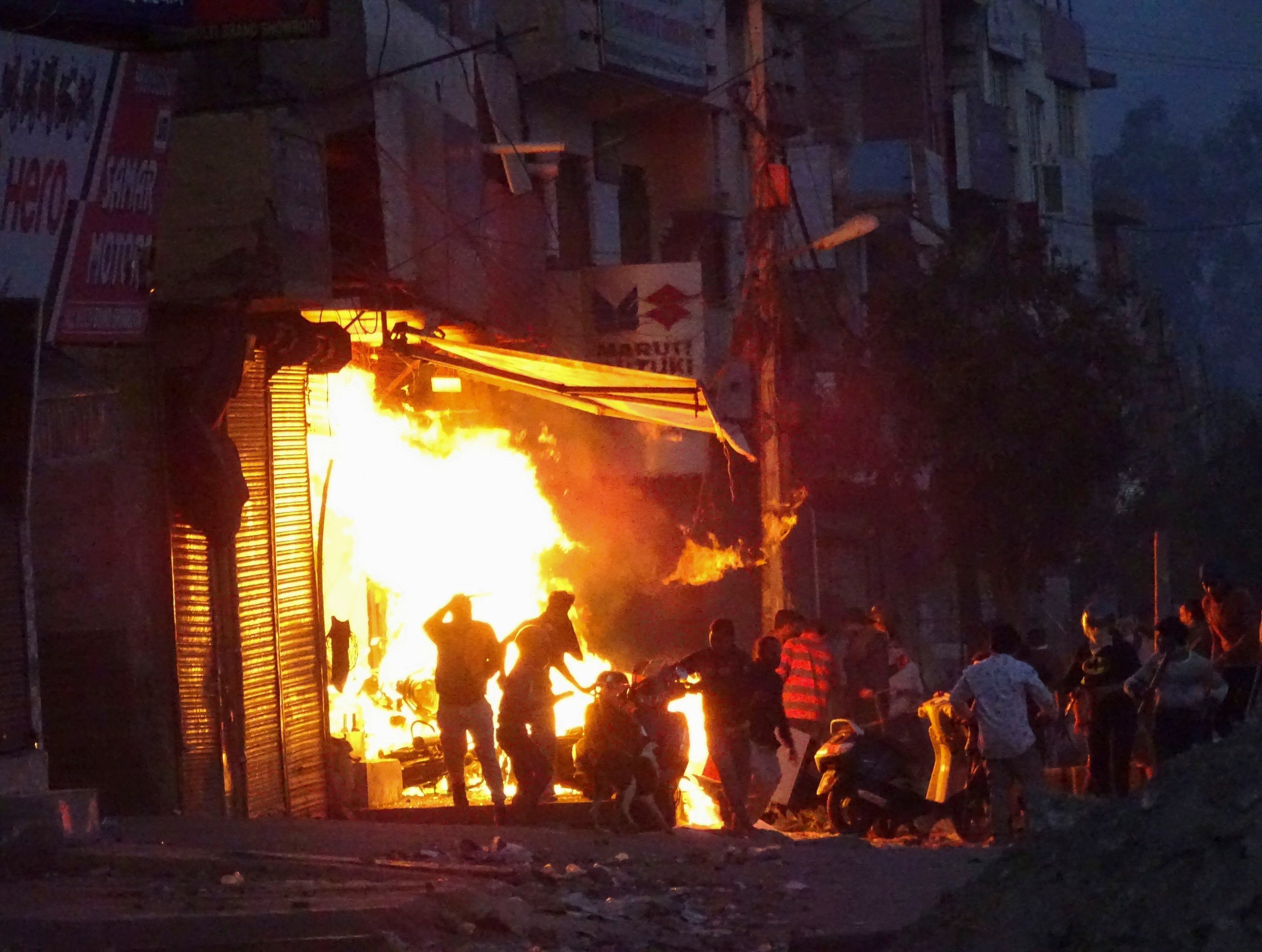 Incendian una tienda durante la violencia entre grupos religiosos en 2020 (AP Foto)