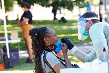 Una persona se realiza un hisopado para determinar si tiene COVID-19 en Colorado. Foto: REUTERS/Kevin Mohatt