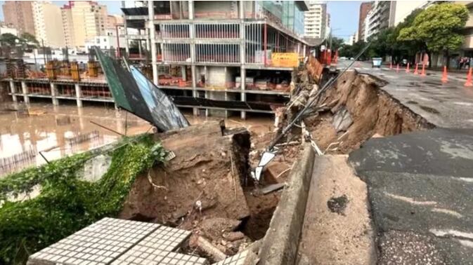 Por la intensa tormenta, la Avenida Vélez Sarsfield se desmoronó hacia una obra en construcción en cercanías de la exvilla El Pocito (foto NA)