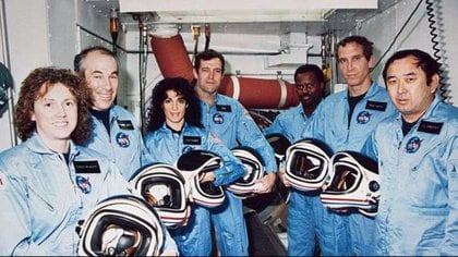 De izquierda a derecha: Sharon Christa McAuliffe,  Gregory Jarvis; Judith A. Resnik, Francis R. (Dick) Scobee, Ronald E. McNair, Mike J. Smith, Ellison S. Onizuka. (NASA)