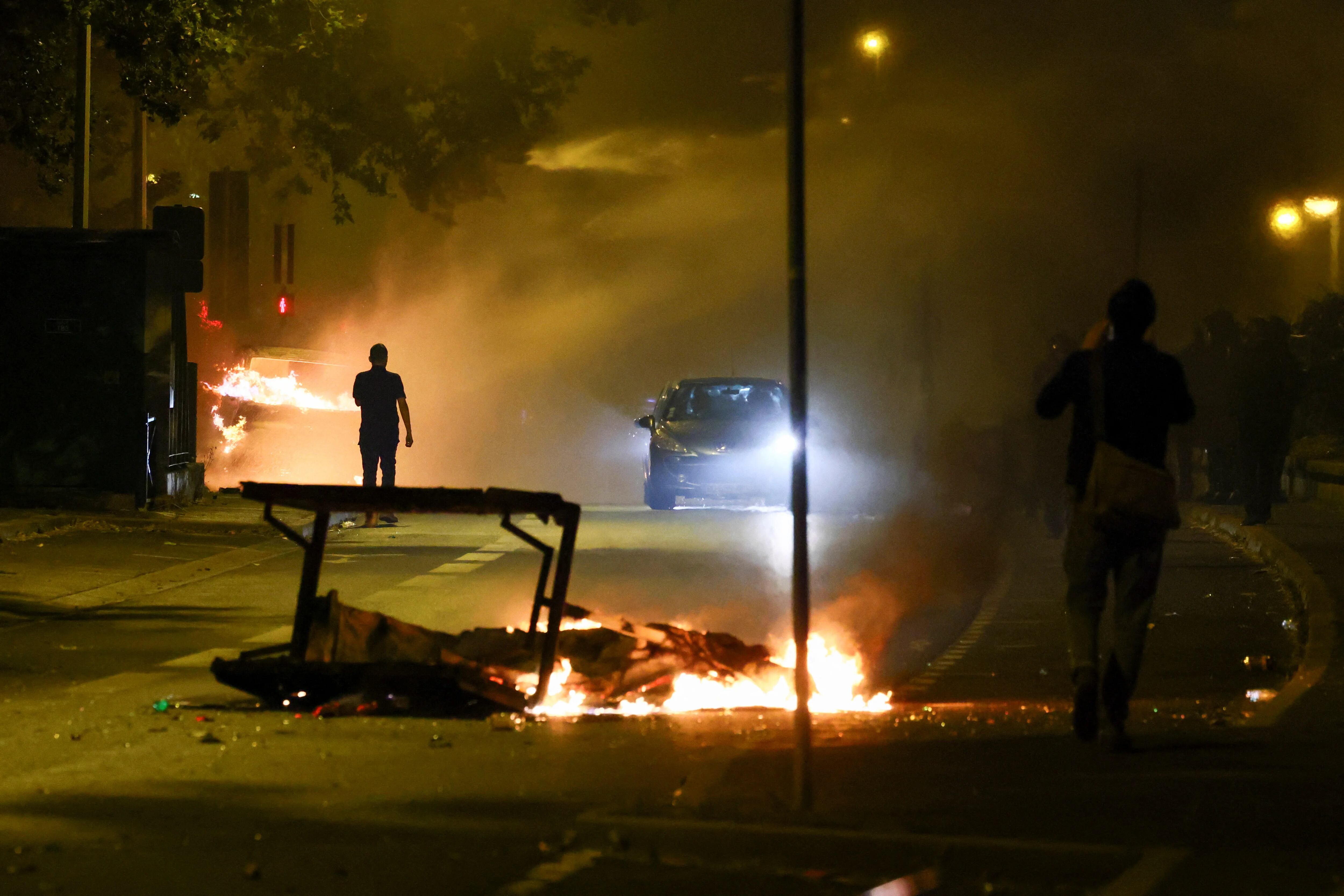 Un auto en llamas esta anoche en Nanterre (REUTERS/Yves Herman)