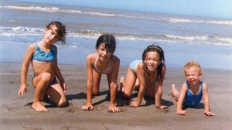 Inocencia interrumpida. Valeria, Ana Laura, Cecilia y Ludmila, en unas vacaciones en la Costa