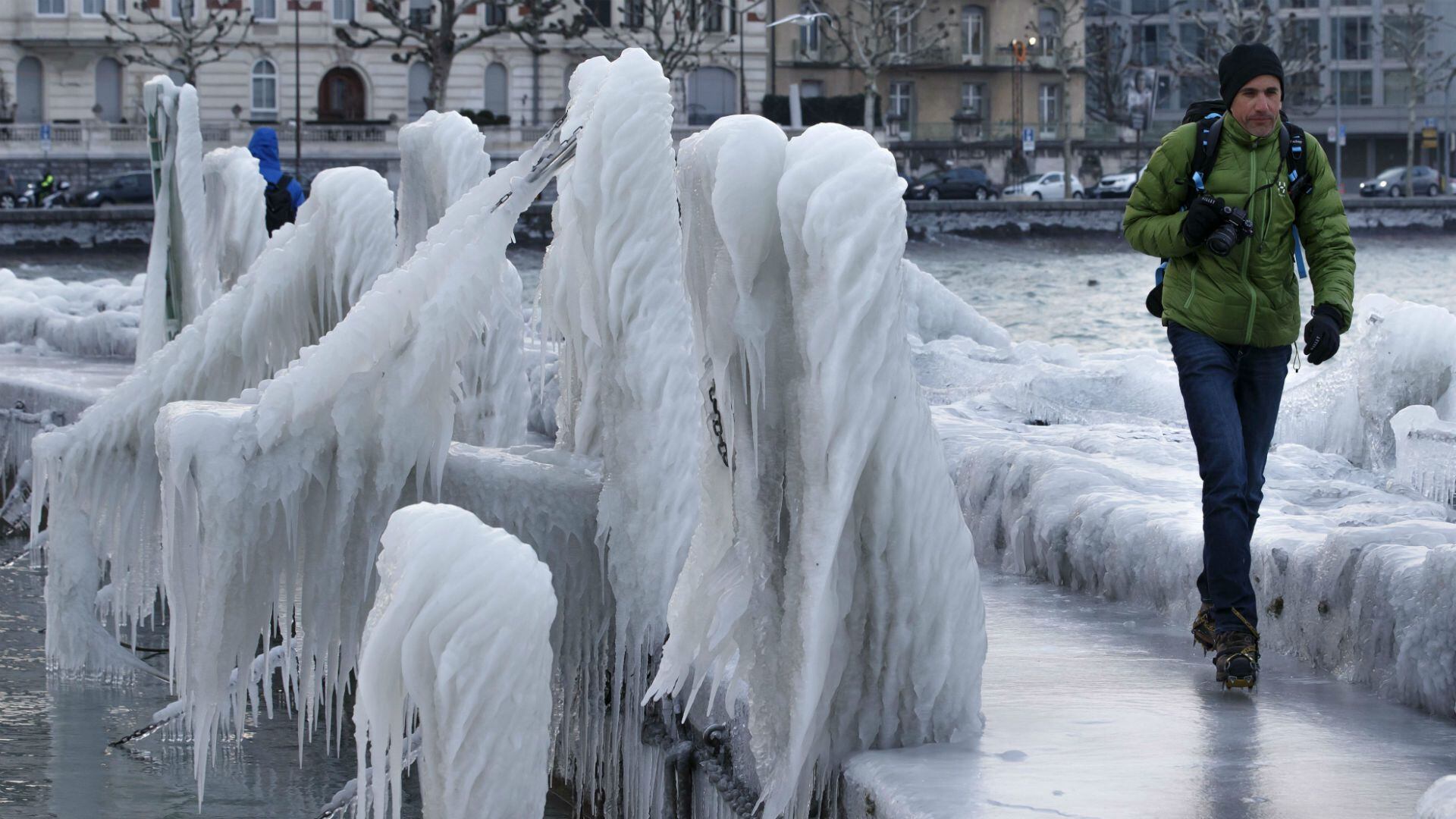 Los frentes helados y las olas de calor causan más de medio millón de muertes anuales por ACV (Salvatore Di Nolfi/Keystone via AP)