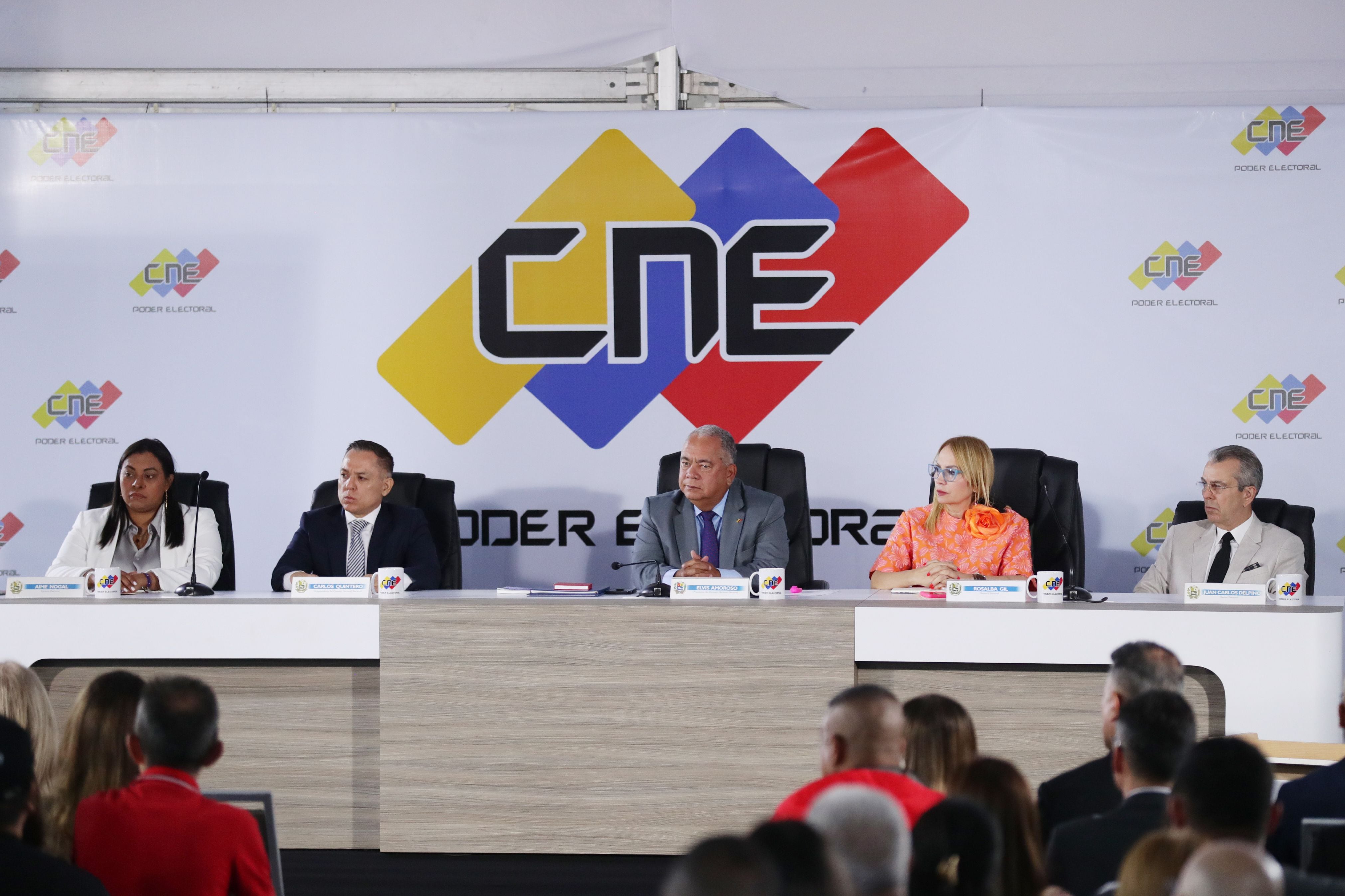Fotografía del 25 de marzo de 2024 del presidente del Consejo Nacional Electoral (CNE), Elvis Amoroso (c), junto a los rectores del CNE Aime Nogal (i), Carlos Quintero (2i), Rosalba Gil (2d) y Juan Carlos Delpino (d), en Caracas (EFE/Rayner Peña R.)