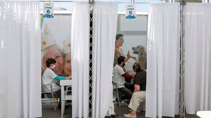 Centro de vacunación en Tel Aviv, Israel. (Photo by JACK GUEZ / AFP)