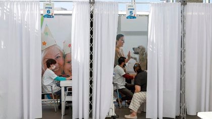 Dosis de la vacuna contra el coronavirus Pfizer-BioNtech COVID-19 se administran a las personas en los Servicios de Salud Clalit, en la ciudad costera mediterránea de Israel de Tel Aviv el 23 de enero de 2021. (Foto de JACK GUEZ / AFP)