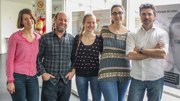 Julio Caramelo (der.), líder del estudio en el Instituto Leloir, con Gabriela Gomez, Paula Couto, Carlos Labriola y Soledad Labanda, también autores del trabajo